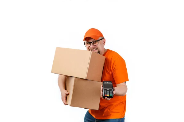 宅配便のフレンドリーな若い男は 彼の手に大きな箱と白い背景にキャッシュレス決済のための端末を保持しています — ストック写真