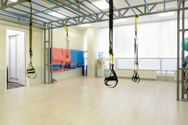 Jimnastik salonundaki kadın ve erkek tarafındaki şınav egzersizleri