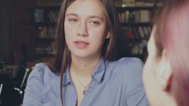 Joven atractiva mujer durante la entrevista de trabajo — Vídeos de Stock