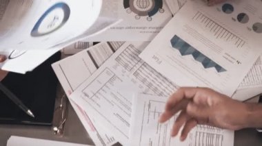 İş adamları, belge alışverişi portre vurdu