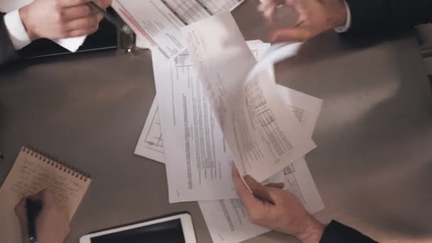 Les gens d'affaires échangeant des documents, gros plan — Video