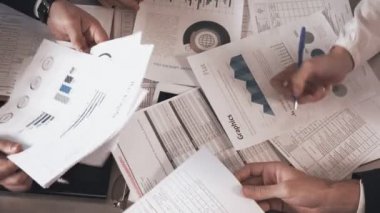İş adamları, belge alışverişi portre vurdu