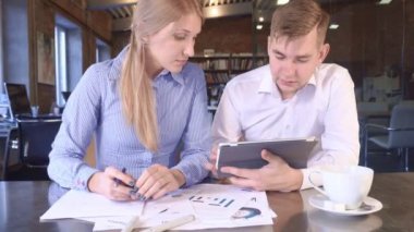 Birlikte ekip üyeleri kadın ve adam göz bir Tablet