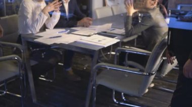 İş insanların karşılıklı anlaşma kavramı tebrik