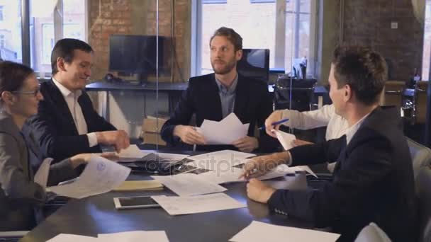 Heureux succès des gens d'affaires au bureau avoir du plaisir à jeter des documents