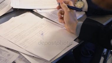 Bir sözleşme imzalamadan iş adamı. Yakın çekim