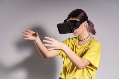 Vr kadında gözlük arıyorum yukarı ve nesneleri değmek