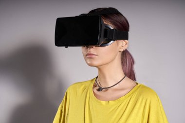 Vr kadında gözlük arıyorum yukarı ve nesneleri değmek