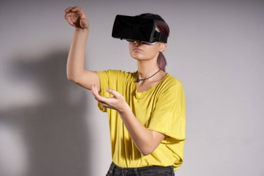 Vr kadında gözlük arıyorum yukarı ve nesneleri değmek
