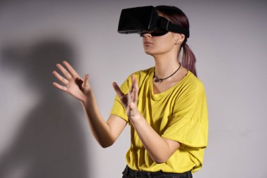 Vr kadında gözlük arıyorum yukarı ve nesneleri değmek