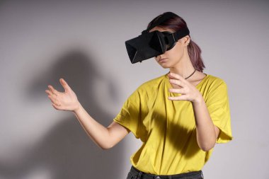 Vr kadında gözlük arıyorum yukarı ve nesneleri değmek