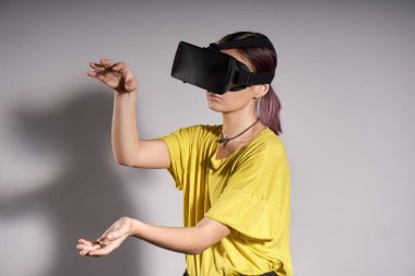 Vr kadında gözlük arıyorum yukarı ve nesneleri değmek