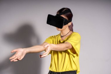 Vr kadında gözlük arıyorum yukarı ve nesneleri değmek
