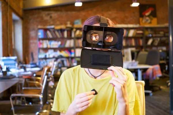 Kadın ofiste aptal Vr gözlük ile oynamak