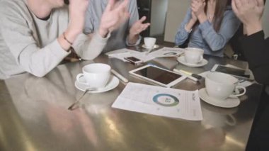 mutlu genç iş takım tablet, belgeler ve yandan alkışlar kahve