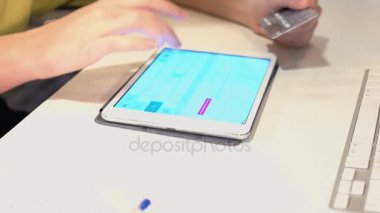 Genç bir kadın onun tablet bilgisayar ve kredi kartı kullanarak internette alışveriş