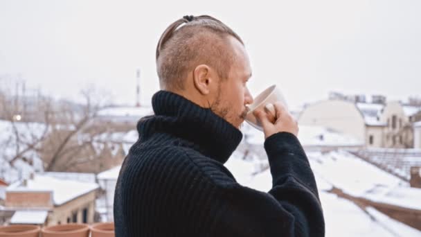 Junger Mann mit Schnauzbart und Kaffeetrinker auf dem Dach. Winter — Stockvideo
