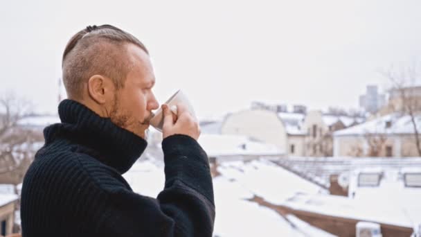 Ung man med mustasch kaffe dricker på taket. Vinter — Stockvideo