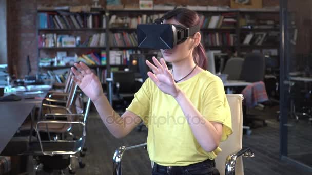 Donna in VR occhiali guardando in alto e toccare gli oggetti — Video Stock
