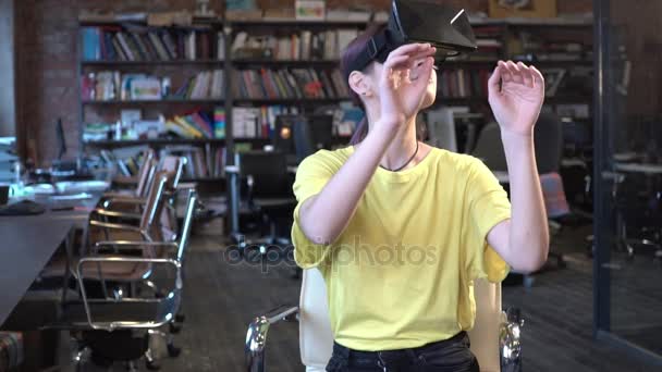 Vrouw in Vr bril kijken omhoog en aanraken van objecten — Stockvideo