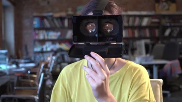 Femme en lunettes VR levant les yeux et touchant des objets — Video