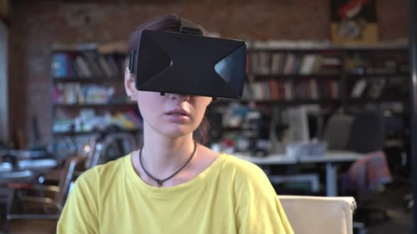 Vrouw in Vr bril kijken omhoog en aanraken van objecten — Stockvideo