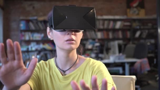 Frau in vr Brille, die nach oben schaut und Gegenstände berührt — Stockvideo