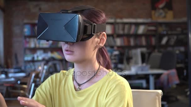 Mulher em óculos VR olhando para cima e tocar objetos — Vídeo de Stock