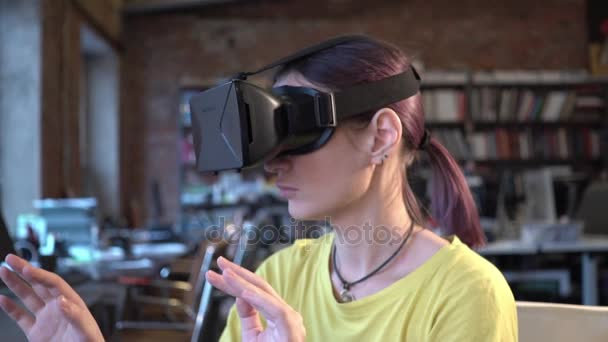 Vrouw in Vr bril kijken omhoog en aanraken van objecten — Stockvideo