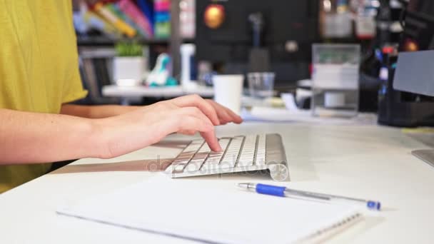 Kobiece dłonie, wpisując na klawiaturze w biurze — Wideo stockowe