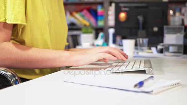 Kvinnliga händer att skriva på ett tangentbord på kontoret — Stockvideo