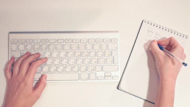 Manos femeninas escribiendo en un teclado en la Oficina — Vídeos de Stock