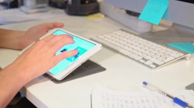 Genç bir kadın onun tablet bilgisayar ve kredi kartı kullanarak internette alışveriş