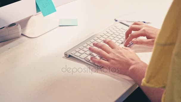 Mãos femininas digitando em um teclado no Office — Vídeo de Stock