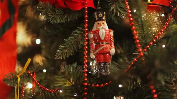 Kleurrijke twinkle lights en bokeh in defocus. Kerstboom speelgoed, romantische kerst en Nieuwjaar, vakantie — Stockvideo