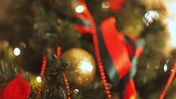 Renkli parlak ışıklar ve odak bokeh. Noel ağacı oyuncaklar, romantik Noel ve yeni yıl, tatil — Stok video