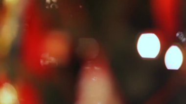 Renkli parlak ışıklar ve odak bokeh. Noel ağacı ve yeni yıl, tatil