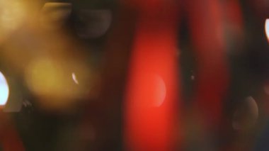 Renkli parlak ışıklar ve odak bokeh. Noel ağacı ve yeni yıl, tatil
