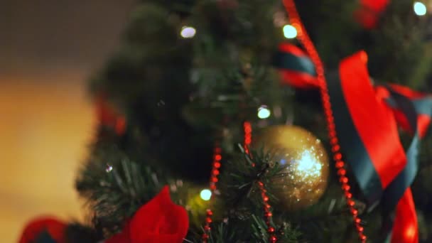 Luzes brilhantes coloridas e bokeh em desfoque. Brinquedos de árvore de Natal, Natal romântico e Ano Novo, Feriado — Vídeo de Stock