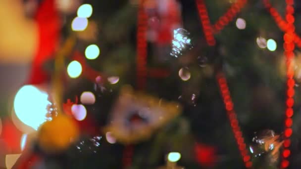 Színes Pislogás lámpákat és bokeh-képlágyítási. Christmas tree játékok, romantikus karácsonyi és újévi, ünnep — Stock videók