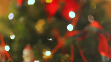 Renkli parlak ışıklar ve odak bokeh. Noel ağacı oyuncaklar, romantik Noel ve yeni yıl, tatil