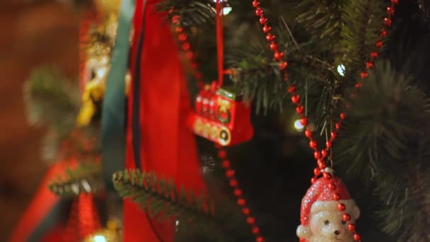 Lumières scintillantes colorées et bokeh en defocus. Jouets de sapin de Noël, Noël romantique et Nouvel An, Vacances — Video
