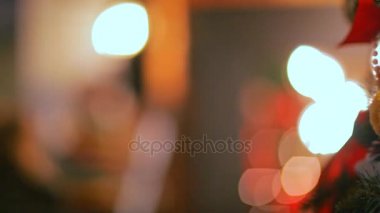 Renkli parlak ışıklar ve odak bokeh. Noel ağacı oyuncaklar, romantik Noel ve yeni yıl, tatil