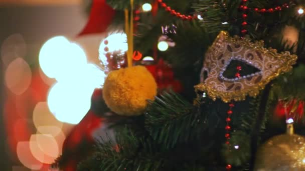 Színes Pislogás lámpákat és bokeh-képlágyítási. Christmas tree játékok, romantikus karácsonyi és újévi, ünnep — Stock videók