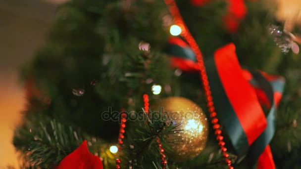 Luces brillantes de colores y bokeh en desenfoque. Juguetes del árbol de Navidad, Navidad romántica y Año Nuevo, vacaciones — Vídeo de stock