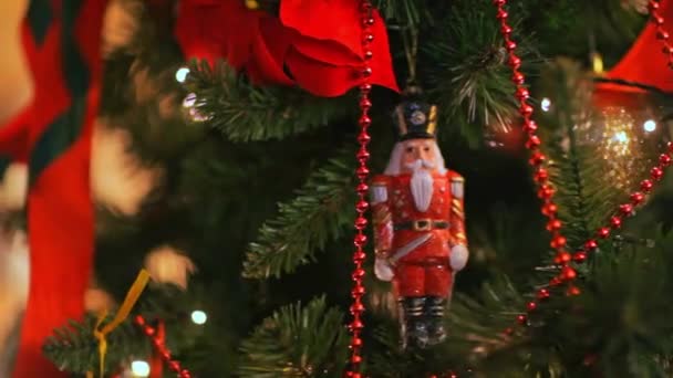 Luces brillantes de colores y bokeh en desenfoque. Juguetes del árbol de Navidad, Navidad romántica y Año Nuevo, vacaciones — Vídeos de Stock