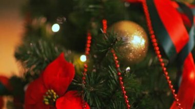 Renkli parlak ışıklar ve odak bokeh. Noel ağacı oyuncaklar, romantik Noel ve yeni yıl, tatil