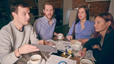 Grup çalışması gösterilen iş toplantıda genç insan. Başlangıç