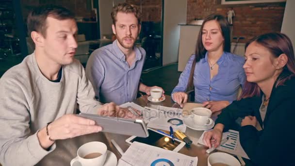 팀워크를 보여주는 비즈니스 회의에서 젊은 사람들의 그룹입니다. 시작 — 비디오