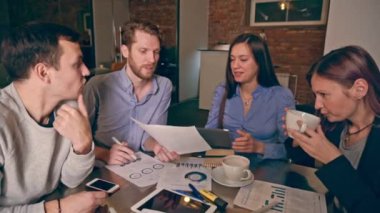 Grup çalışması gösterilen iş toplantıda genç insan. Başlangıç